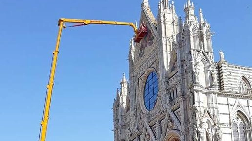 Interventi di controllo e ripulitura sulla facciata del Duomo