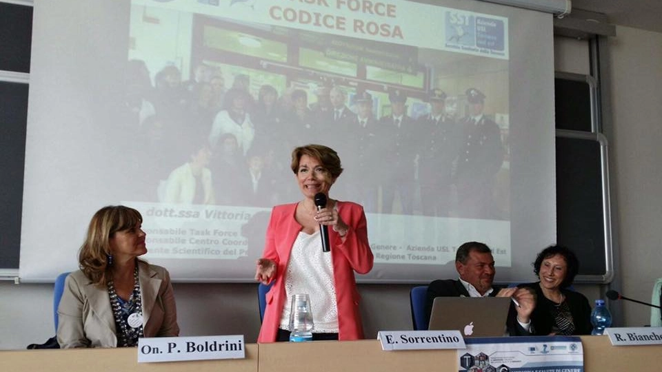 Vittoria Doretti (in piedi), ideatrice del progetto Codice rosa