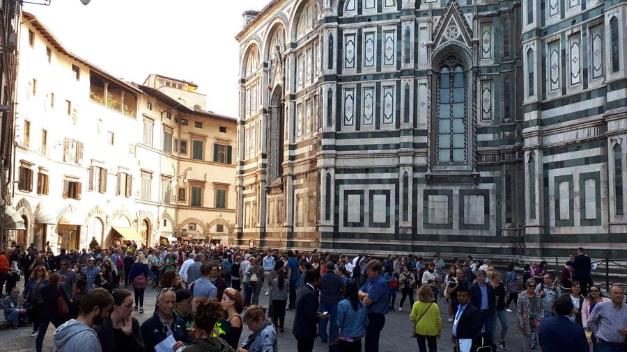 Turisti in piazza del Duomo