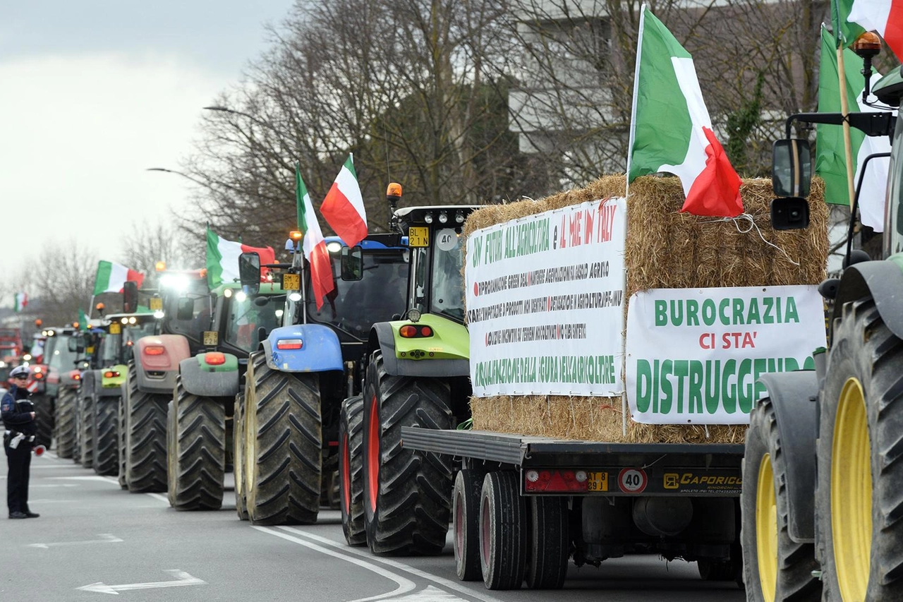 Trattori, la battaglia non si ferma. Invasa Ponte San Giovanni: "Difendiamo il cibo e il nostro futuro"