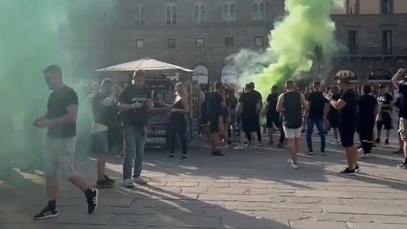 La vergogna ultras. Spintoni, offese e pipì in pieno centro . Ungheresi senza limiti