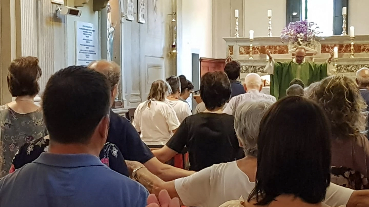 La prima messa a San Rufignano dopo l'arresto di don Paolo (foto Germogli)