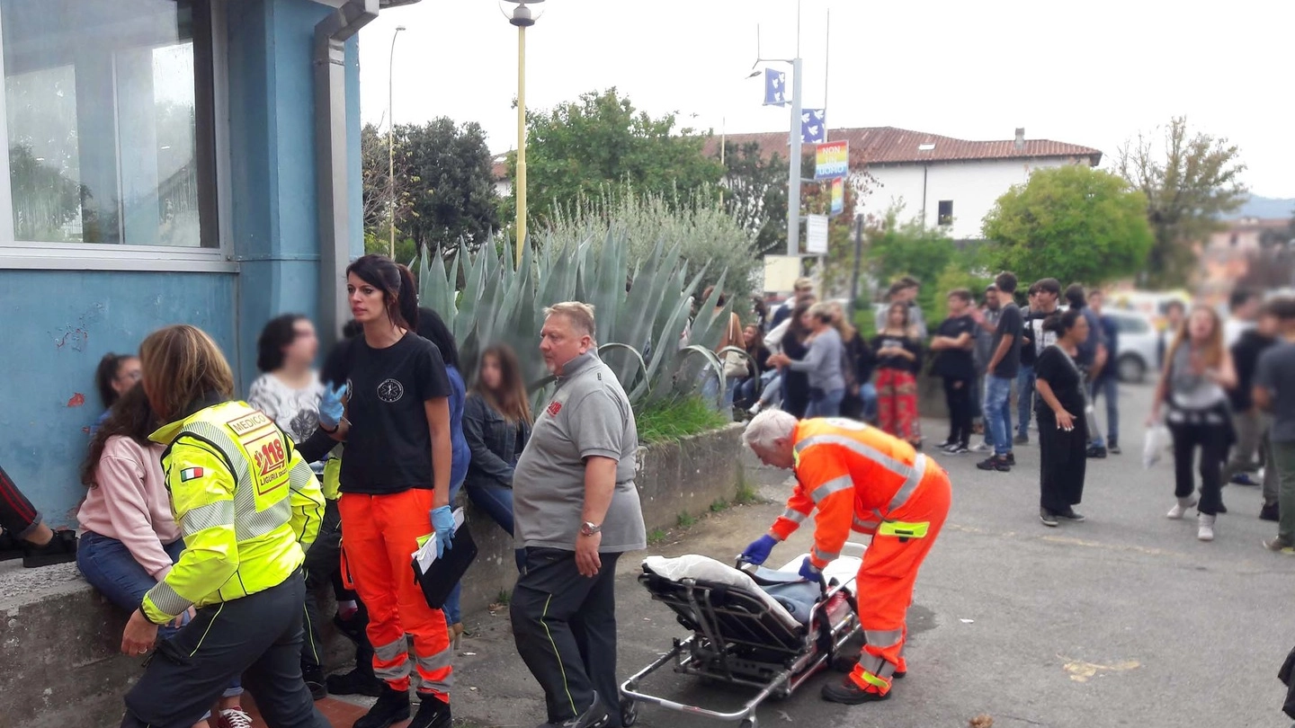 Un momento dei soccorsi all'istituto sarzanese (Foto Pasquali)