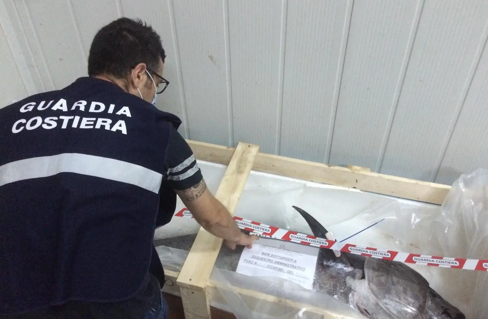 Pesce scaduto in magazzino: scatta il sequestro