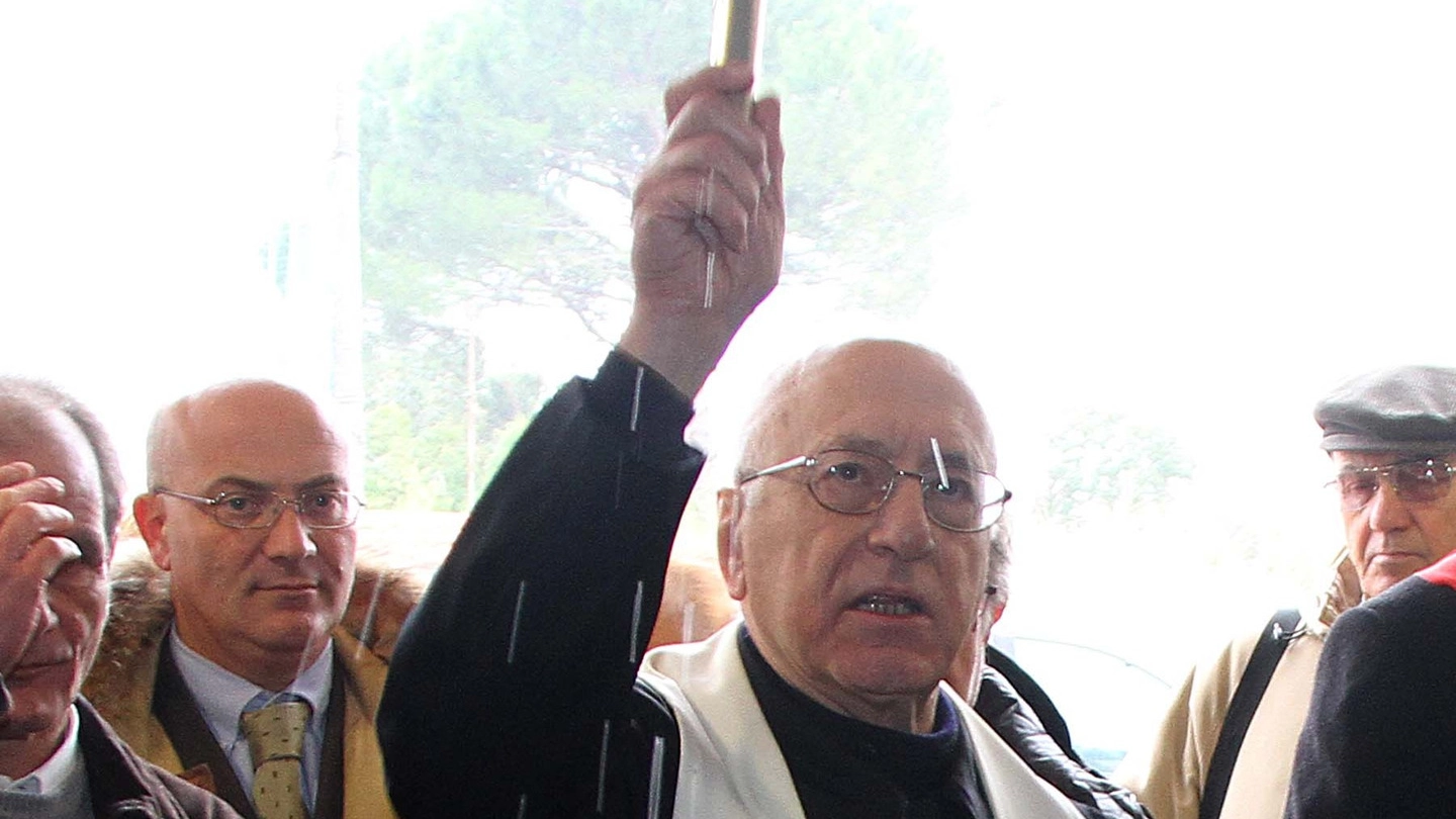  Don Giulio Giannini mentre benedice
