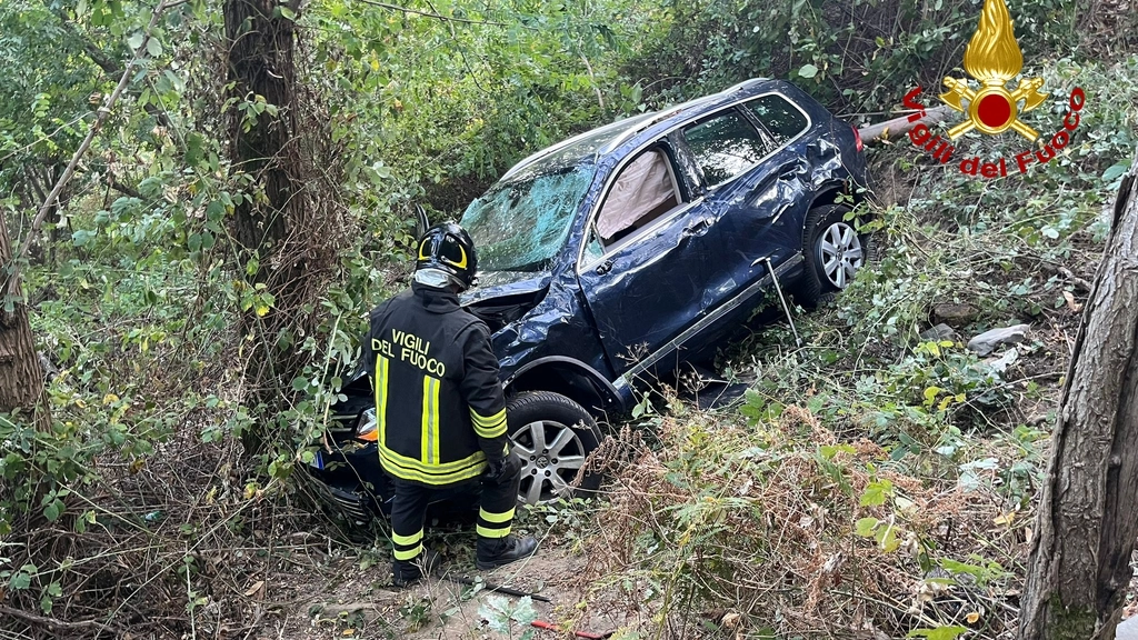 L'auto precipitata nella scarpata L'auto precipitata nella scarpata