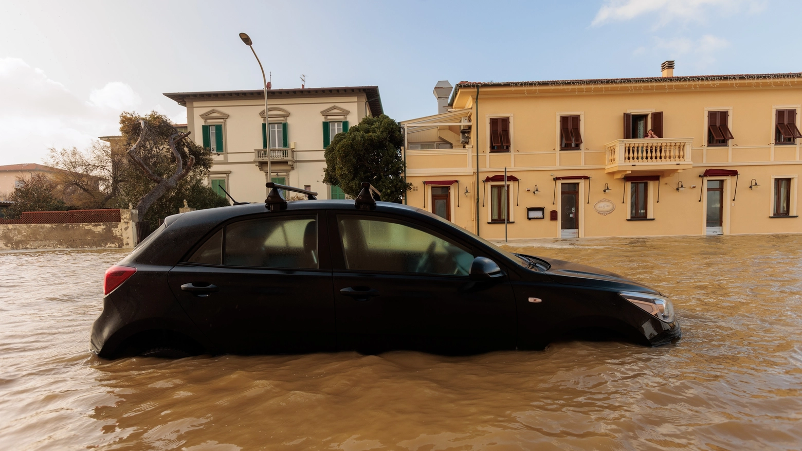 Il botta e risposta dopo i nuovi danni provocati dal mare in tempesta entrato nelle strade