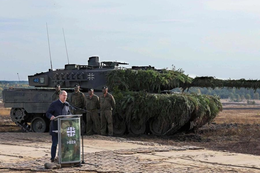 Il cancelliere tedesco Olaf Scholz vicino a un Leopard 2
