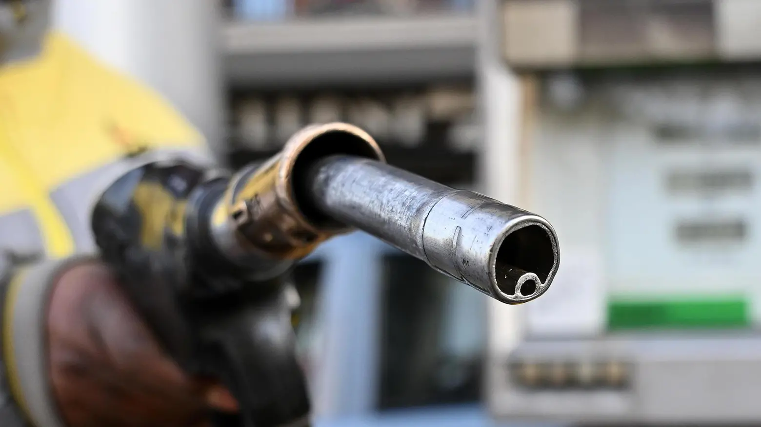 Diesel e benzina: la grande ritirata I prezzi verso i livelli di due anni fa e il pieno torna sotto i cento euro Diesel e benzina: la grande ritirata I prezzi verso i livelli di due anni fa e il pieno torna sotto i cento euro