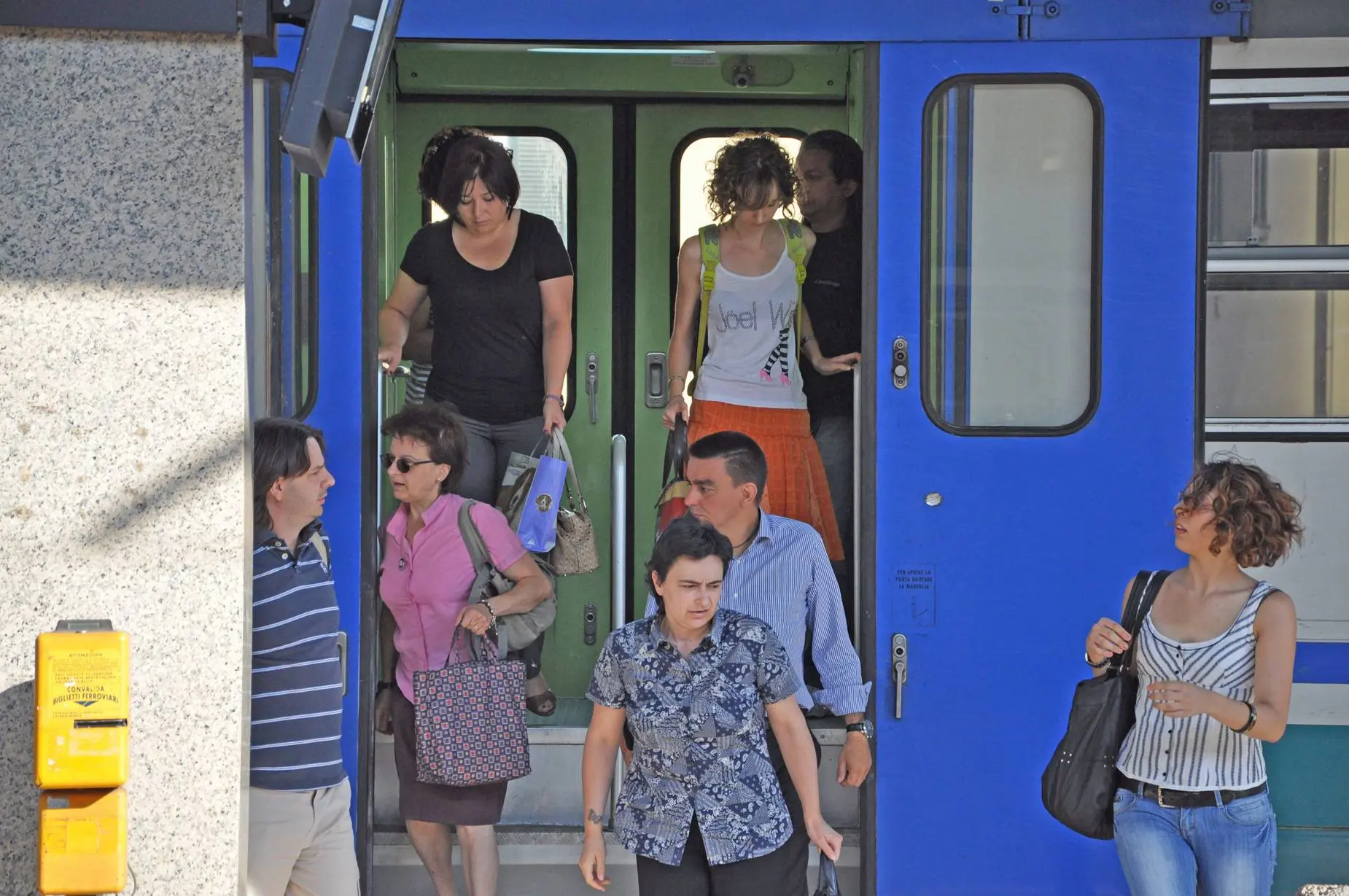 Bufera pendolari, carrozze a 40 gradi e condizionatori in tilt. Trenitalia conferma problemi sul 15% dei convogli