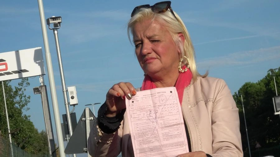 Una signora mostra una multa (Foto Moggi / New Press Photo)
