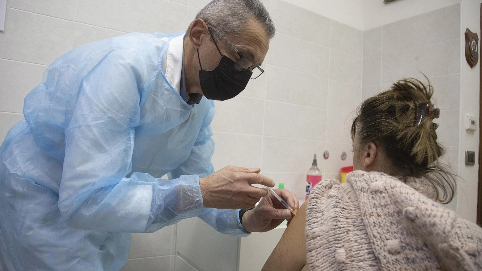 Vaccini contro Covid e influenza. A ottobre via alle somministrazioni