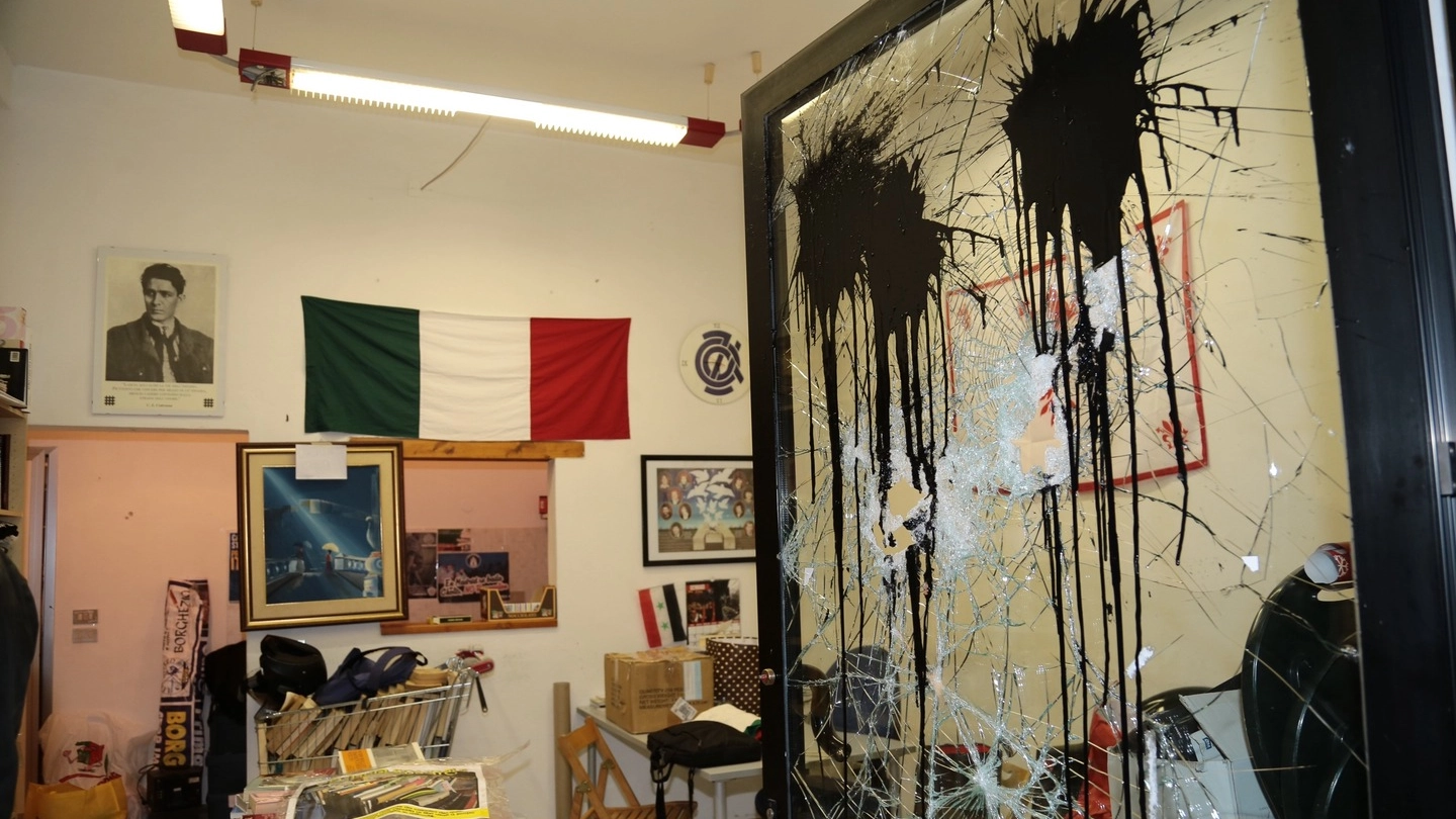 La sede della libreria "Il Bargello" dopo l'assalto degli incappucciati (New Press Photo) 
