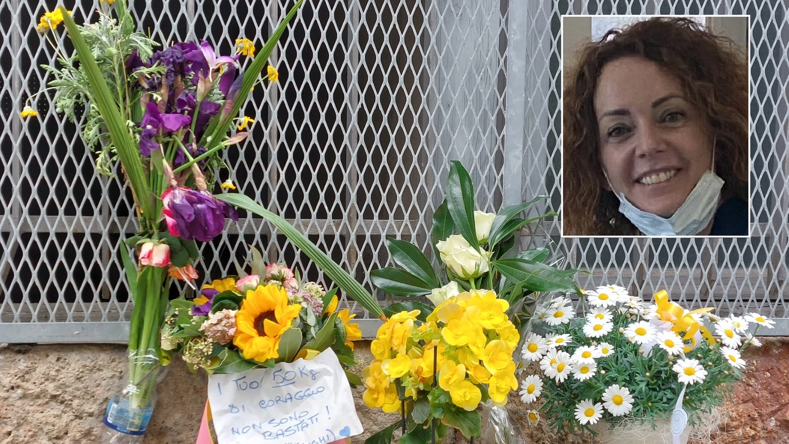 Barbara Capovani e i fiori sul luogo in cui è stata uccsia