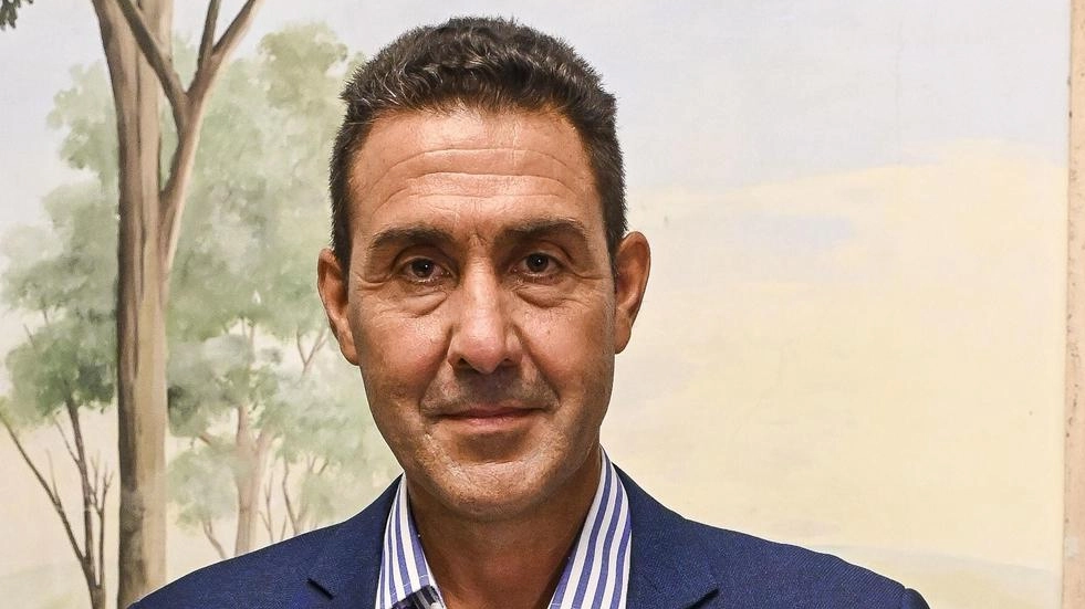 Arriva Vannacci . Il generale presenta: "Il mondo al contrario". Best seller nella bufera