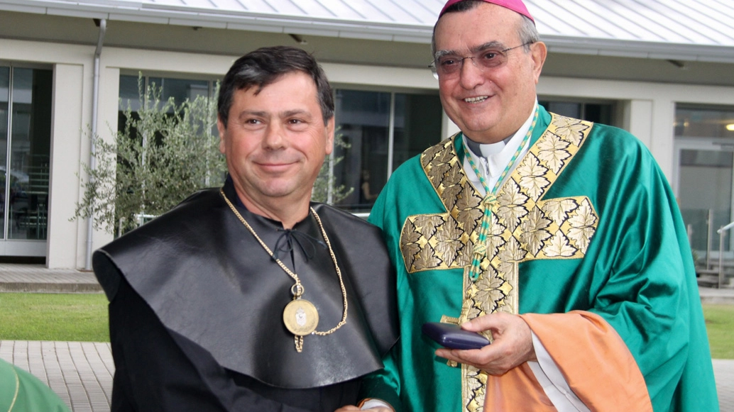Da sinistra il proposto Gianluca Mannelli e il vescovo Franco Agostinelli