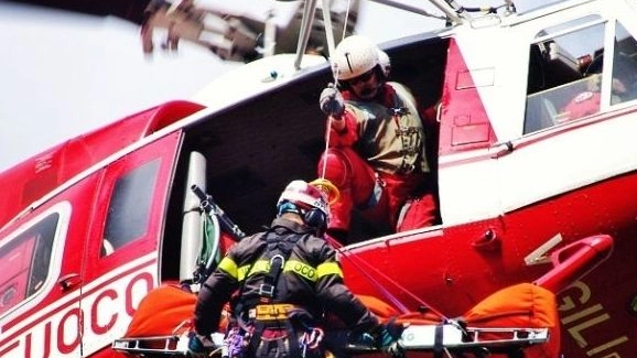 L’elicottero Drago dei vigli del fuoco è intervenuto per soccorre l’operaio gravemente ferito nella falegnameria