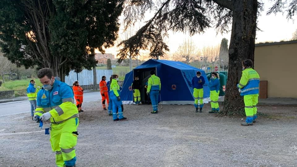 La tenda allestita fuori dalla casa di riposo a Sarteano