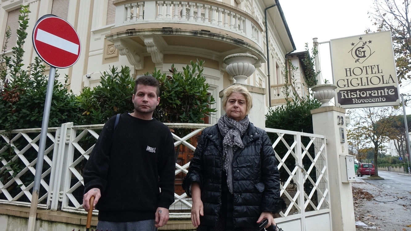 Monica Ceragioli e il figlio davanti all’hotel Gigliola denunciano i vandalismi alla struttura