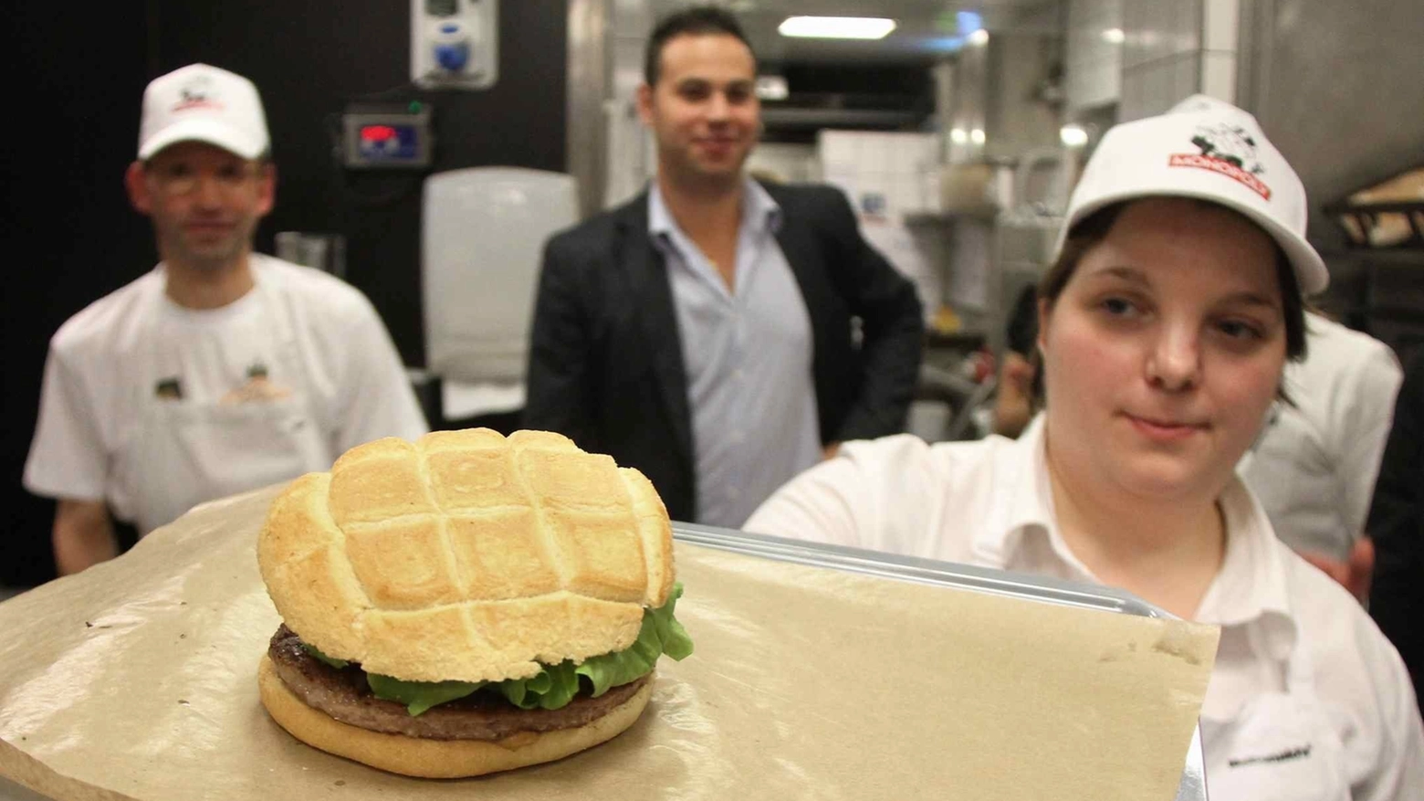 Un hamburger di McDondald's (foto Marco Mori/New Pressphoto)