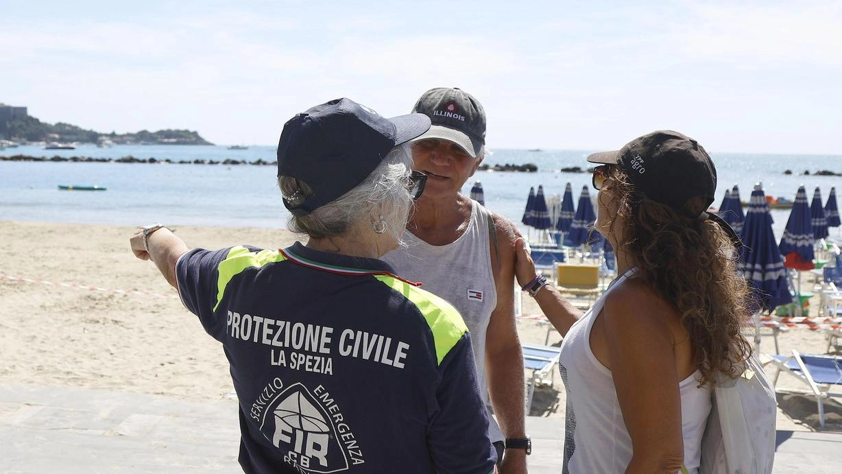 L’epidemia spranga le spiagge Off limits Venere e San Terenzo L’epidemia spranga le spiagge Off limits Venere e San Terenzo