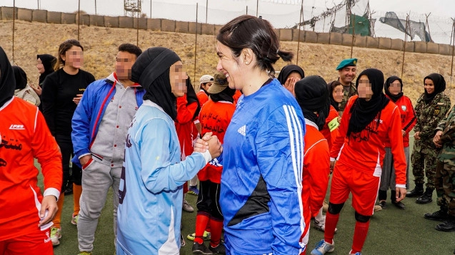 Una partita tra soldatesse italiane (in azzurro) e il Bastan Football Club