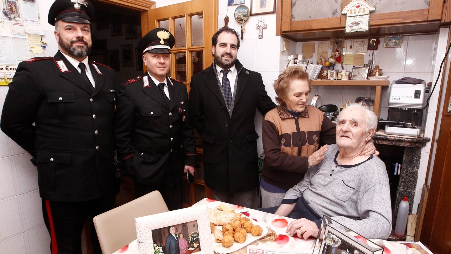 I carabinieri e l'avvocato Biotti con i coniugi Bonelli (Foto Lazzeroni)