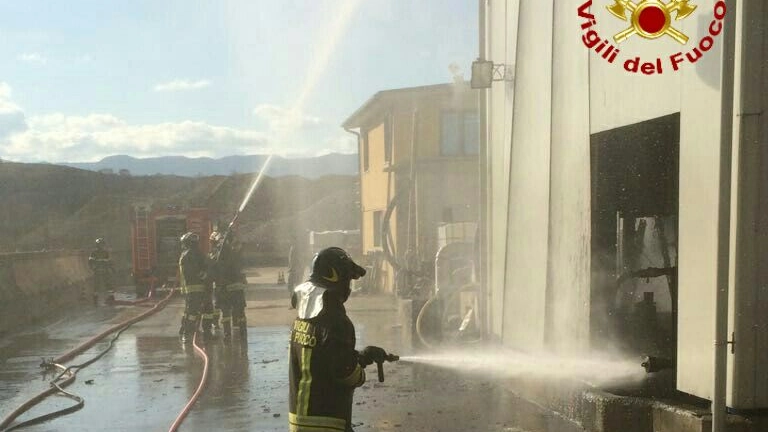 Un'immagine dell'incendio alla Bindi di Figline Valdarno (foto: vigili del fuoco)