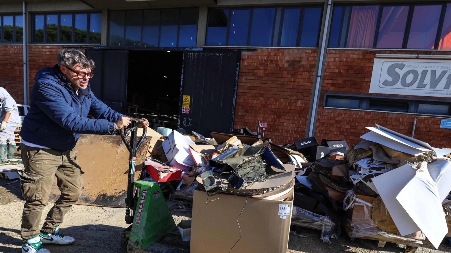 Scatolificio sott’acqua. Magazzino e uffici allagati e devastati: "È tutto da buttare" Scatolificio sott’acqua. Magazzino e uffici allagati e devastati: "È tutto da buttare"