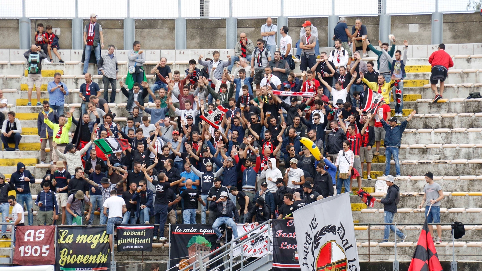 Supporters rossoneri durante la partita Livorno-Lucchese (foto LaPresse)