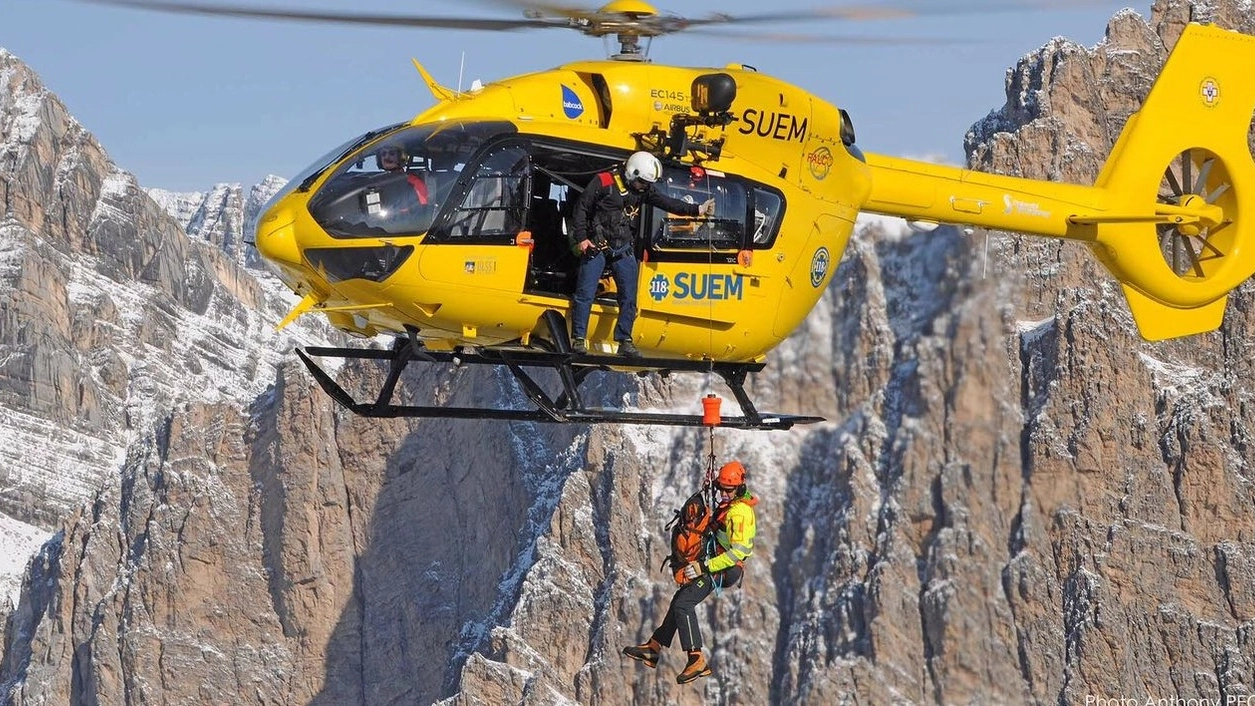 L'elicottero Pegaso in volo sulle Alpi Apuane per una delle tante emergenze 