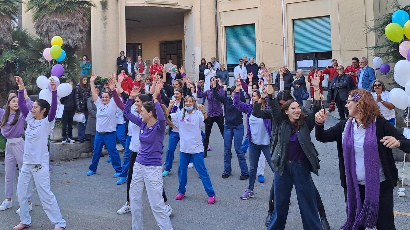 La sanità che si racconta col sorriso. La miss, i balli e le buone pratiche. Il flash mob dei "pretermine" La sanità che si racconta col sorriso. La miss, i balli e le buone pratiche. Il flash mob dei "pretermine"