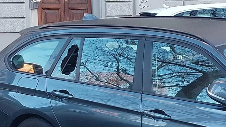 Una delle auto danneggiate Una delle auto danneggiate