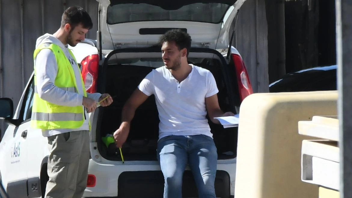 Marmo rosso sangue. Travolti da una lastra. Gravissimi due operai Marmo rosso sangue. Travolti da una lastra. Gravissimi due operai