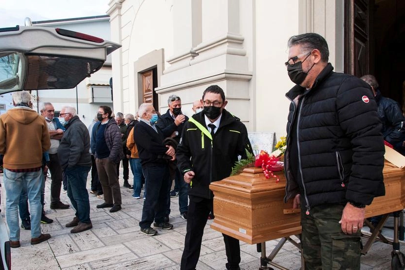 Il funerale (foto Umicini)