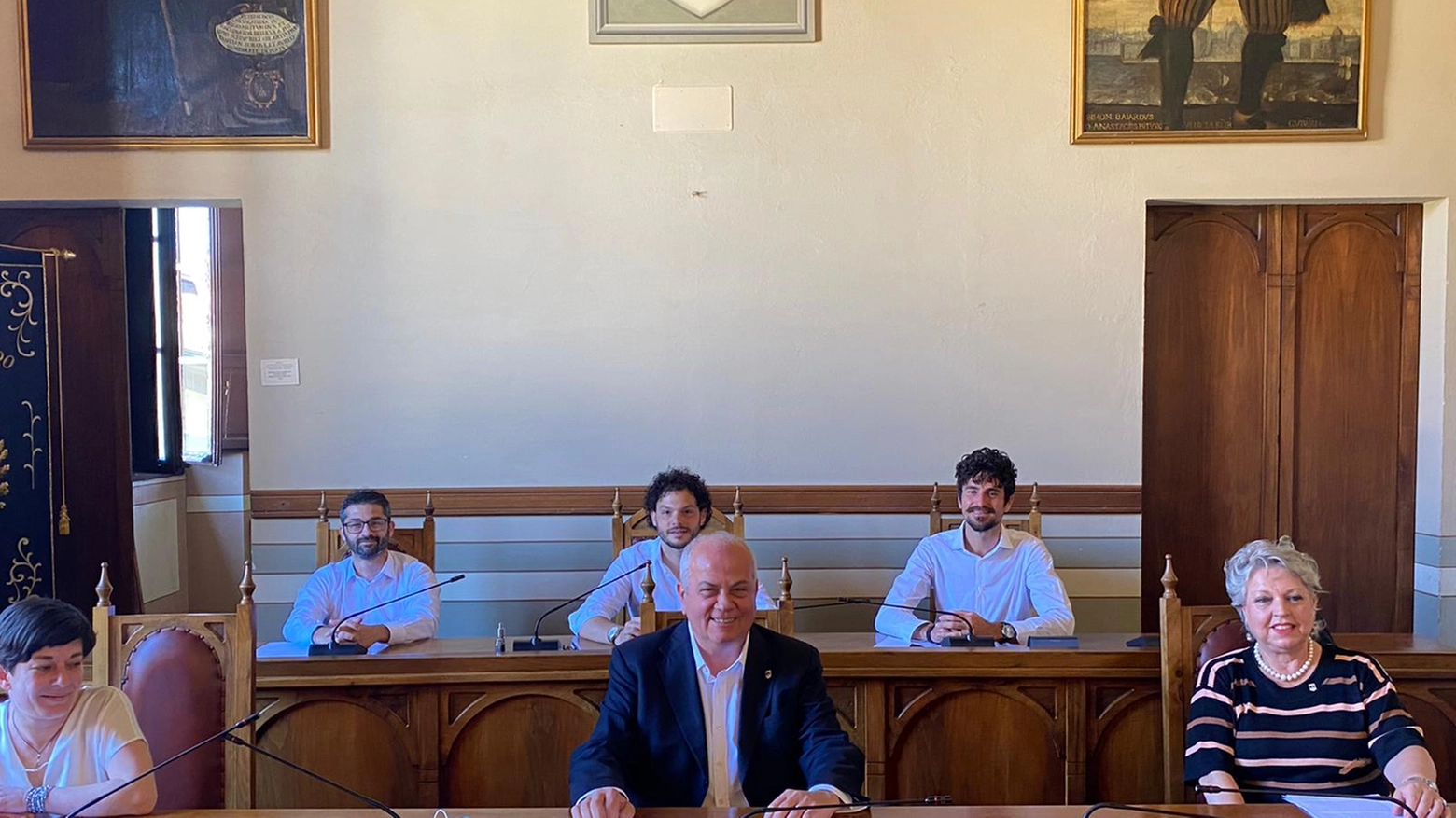 Il sindaco Mauro Cornioli e la giunta di Sansepolcro nella conferenza stampa di sabato 27