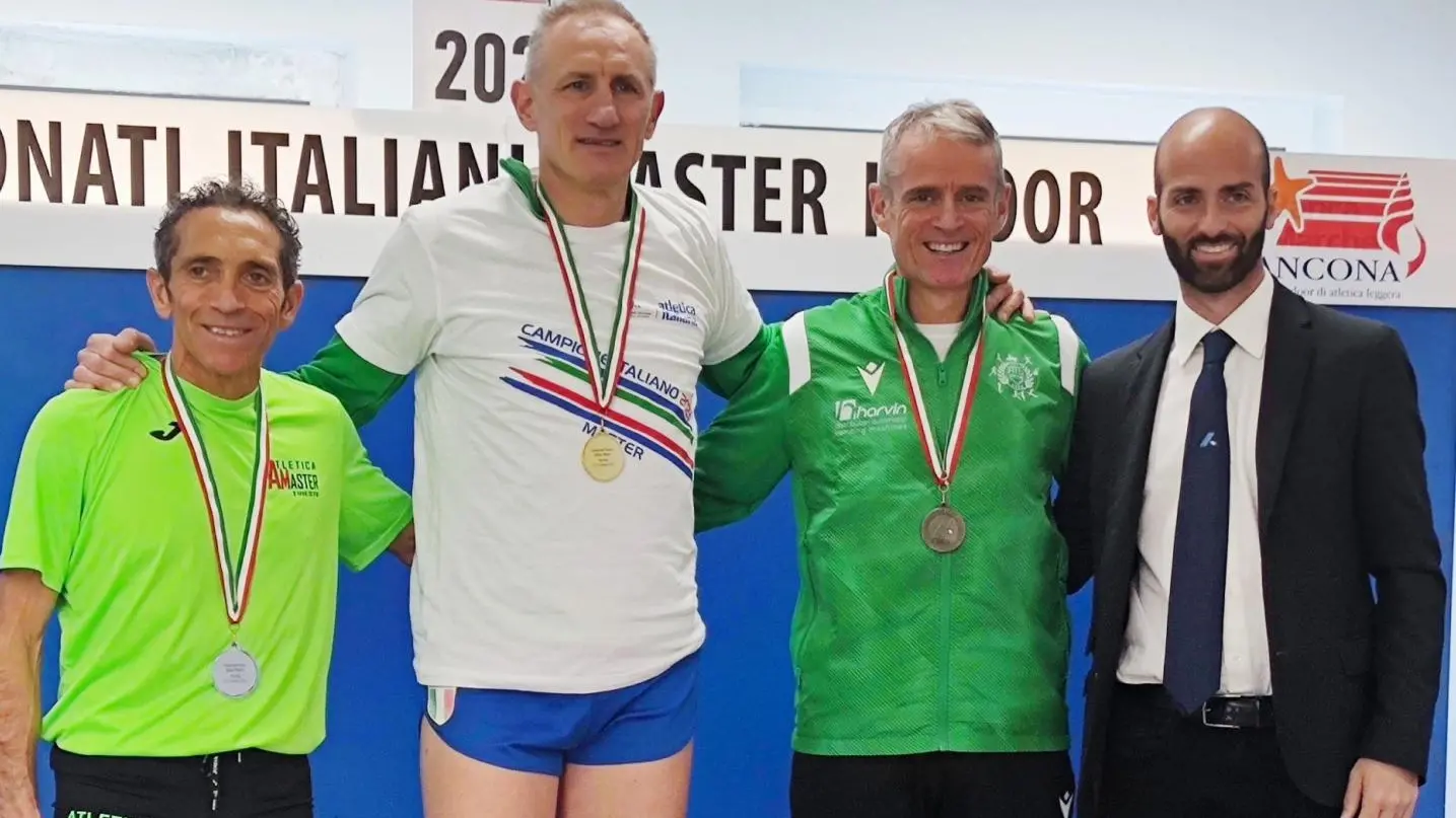 Massimo Binelli si conferma “vincente“ ad Ancona  Stabilito il record italiano nella staffetta 4x200