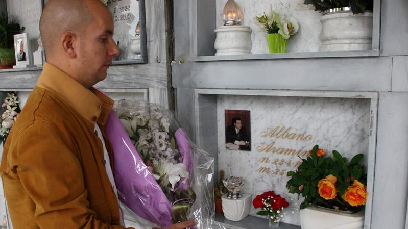 L'assessore allo sport di Empoli Fabrizio Biuzzi che deposita i fiori sulla tomba di Aramini