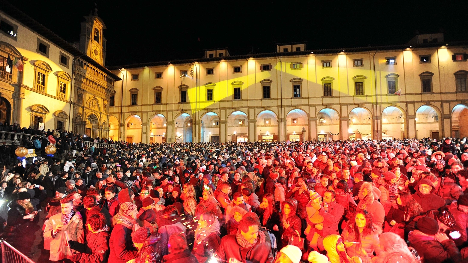 La folla di Capodanno in Piazza Grande