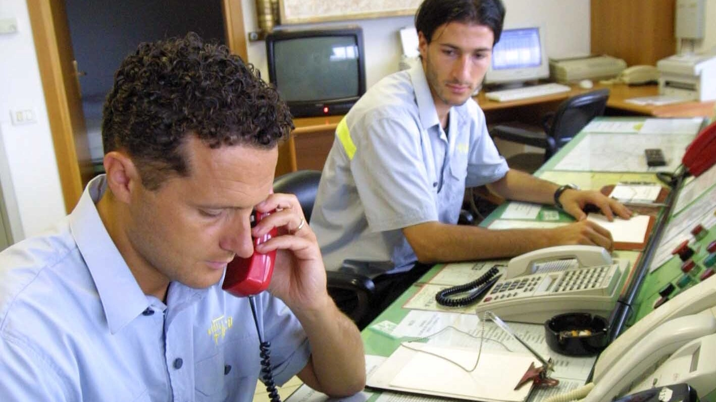 Operatori al telefono di un centralino: per chi vuol parlare con Asl e Inps sono tempi duri (Foto d’archivio)