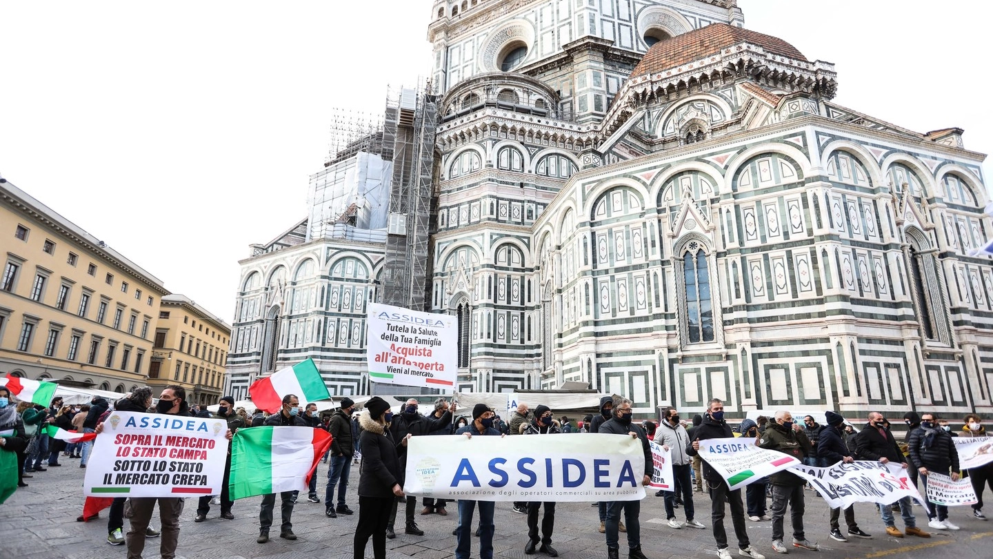 Covid, piazza del Duomo. Protesta ambulanti Assidea (New Press Photo)