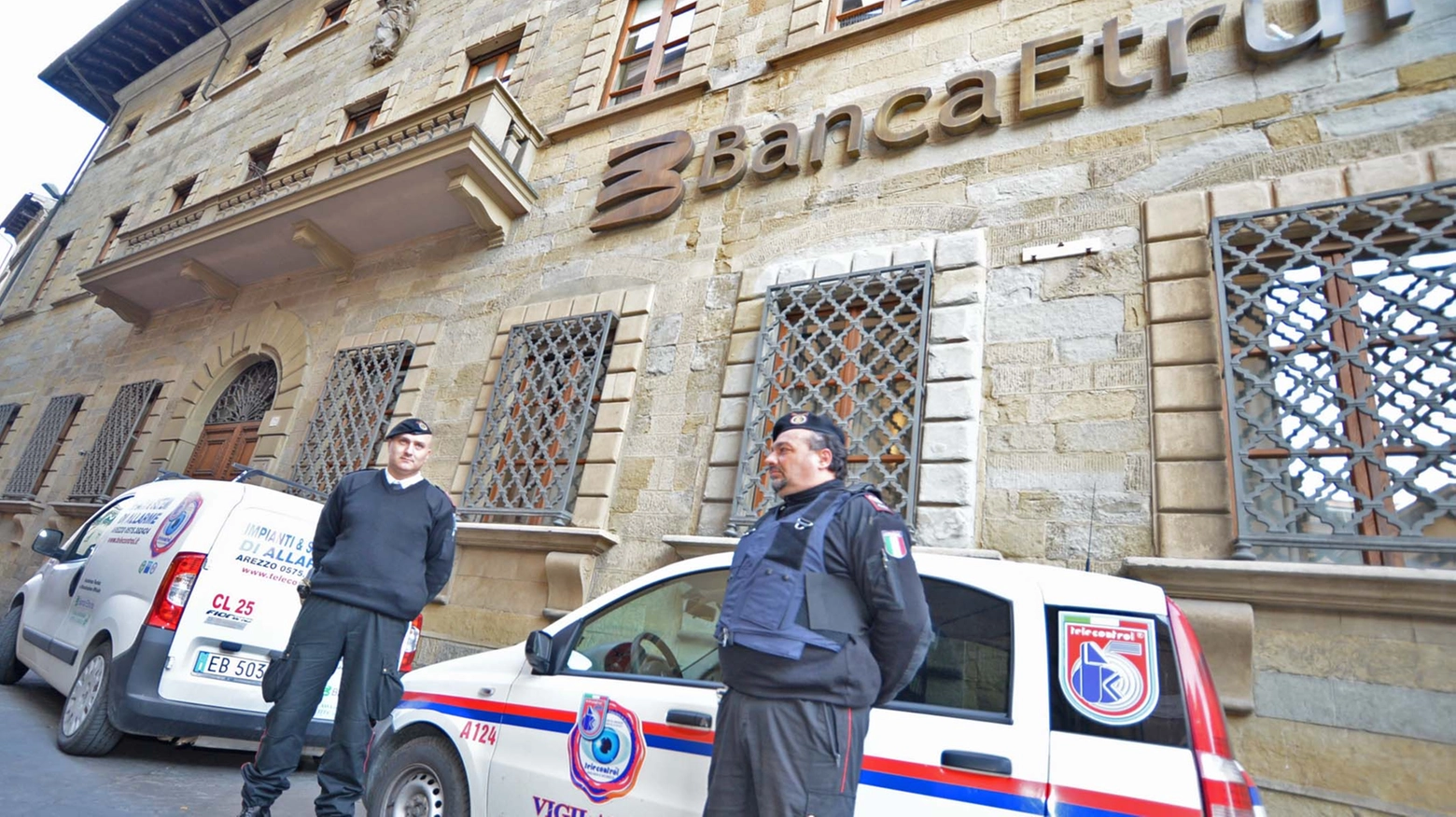 Vigilantes davanti a Banca Etruria