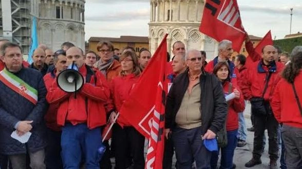 Un momento del sit-in di protesta di lavoratori e sindacati in piazza del Duomo insieme al sindaco