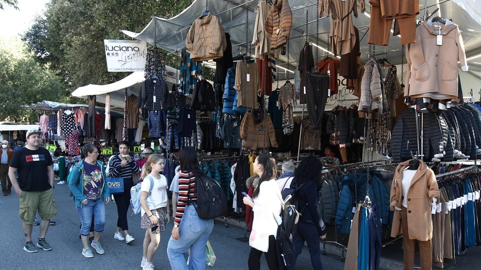 Mercato straordinario domenica 22 ottobre. Regolare per Ognissanti Mercato straordinario domenica 22 ottobre. Regolare per Ognissanti