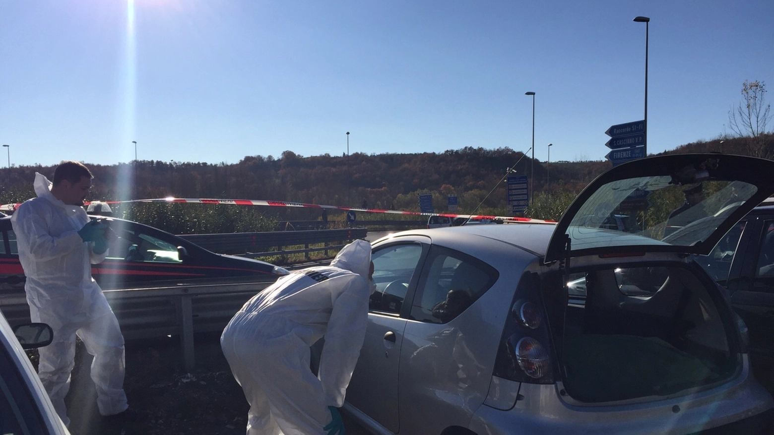 I carabinieri esaminano l'auto dove è stato trovato il cadavere