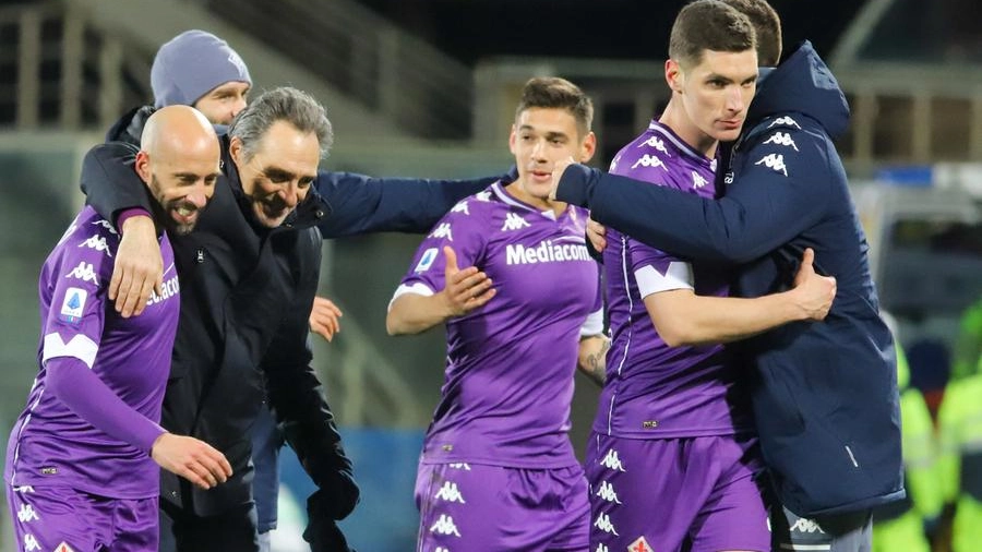 L'abbraccio di Prandelli ai giocatori dopo la vittoria con il Cagliari (foto Germogli)