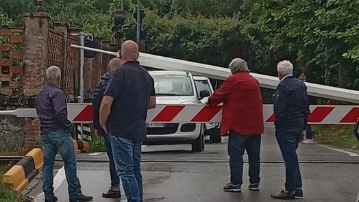 L'auto prigioniera nel passaggio a livello