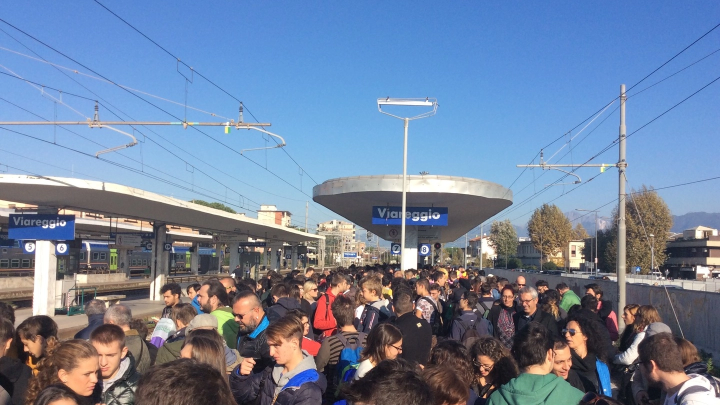 Folla alla stazione per raggiungere "Lucca Comics"