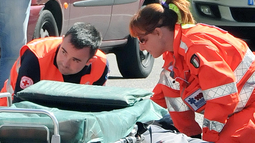 I volontari del 118 soccorrono un uomo ferito in un incidente stradale (archivio)