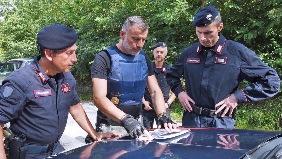 "Vieni, c’è una dose nel bosco" Ma arrivano prima i carabinieri "Vieni, c’è una dose nel bosco" Ma arrivano prima i carabinieri